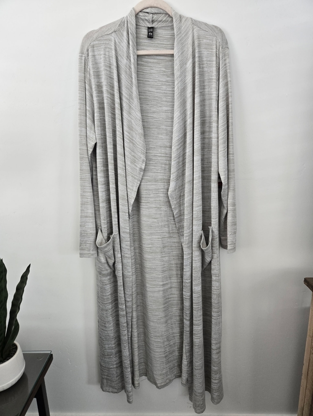 32 Degrees Heat long open front cardigan duster sweater in ghost gray. Size L/XL